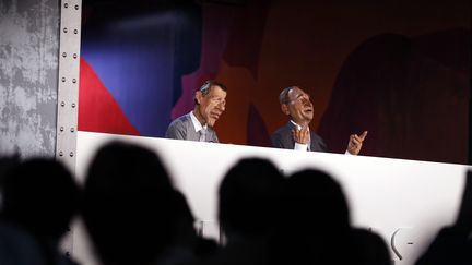 La marionnette de PPDA (&agrave; gauche) pr&eacute;sente "Les Guignols de l'info", le 6 octobre 2012 &agrave; Paris. (KENZO TRIBOUILLARD / AFP)