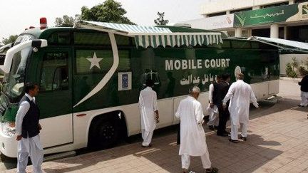 Un bus pour rendre la justice dans les coins reculés du Pakistan. (AFP)