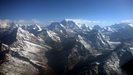 Le mont Everest (N&eacute;pal), photographi&eacute; depuis les airs, le 3 avril 2013.&nbsp; (PRAKASH MATHEMA / AFP)