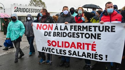 Des travailleurs de Bridgestone manifestent contre la fermeture de leur usine à Béthune (Pas-de-Calais). (DENIS CHARLET / AFP)