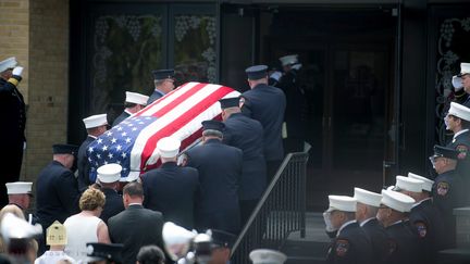 Les pompiers de New York portent le cercueil de&nbsp;Lawrence Stack, pompier mort dans les attentats du 11-septembre, le 17 juin 2016, à l'entrée de l'église Saints Philip and James, sur Long island près de New York.&nbsp; (ANDREW THEODORAKIS / GETTY IMAGES NORTH AMERICA / AFP)