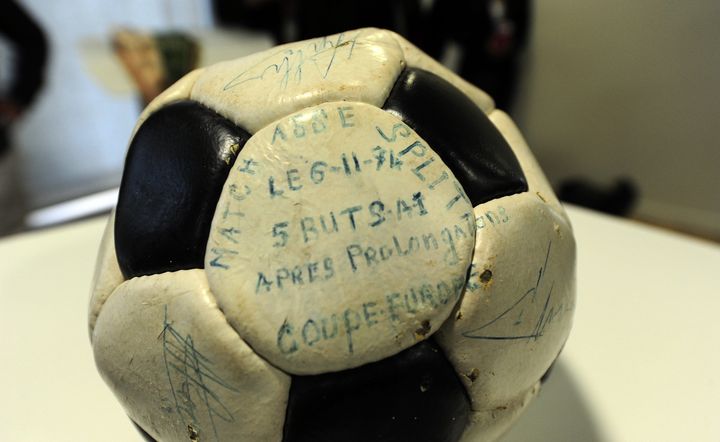 Le ballon du match retour des 8e de finale de la Coupe d'Europe Saint-Etienne-Split, expos&eacute; dans le mus&eacute;e des Verts, &agrave; Saint-Etienne (Loire), le 3 juillet 2013.&nbsp; (  MAXPPP)