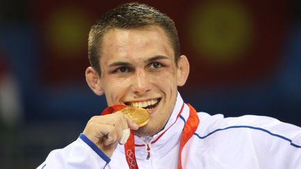 Steeve Gu&eacute;not, le 13 ao&ucirc;t 2008, m&eacute;daille d'or&nbsp;de lutte aux Jeux olympiques de P&eacute;kin (Chine).&nbsp; (VALERY HACHE / AFP)