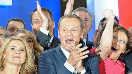 Donald Tusk exprime sa joie : il reconduira sa coalition au gouvernement, du jamais vu depuis la chute du communisme. (JANEK SKARZYNSKI / AFP)