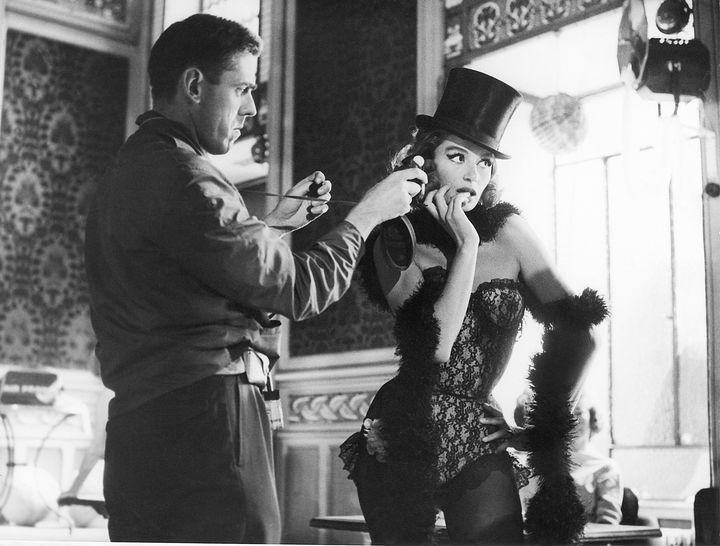 Photographie prise pendant le tournage de "Lola" de Jacques Demy (1961) (RAYMOND CAUCHETIER ( GALERIE DE L'INSTANT))