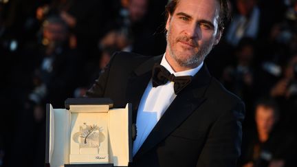 L'acteur américain Joaquin Phoenix remporte le Prix d'interprétation masculine du 70e Festival de Cannes pour "A Beautiful Day" de Lynne Ramsay, qui remporte elle le Prix du scénario. Dernier film en compétition.
 (Philip Rock / ANADOLU AGENCY)