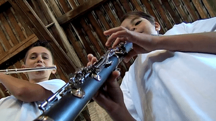 Les petits musiciens du Projet Demos répètent leur partition juste avant le grand concert au festival Berlioz 
 (France 3 / Culturebox)