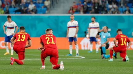 Les footballeurs belges posent un genou au sol contre le racisme avant le match contre la Russie, à Saint-Pétersbourg, le 12 juin 2021, lors de l'Euro.&nbsp; (ANATOLY MALTSEV / AFP)