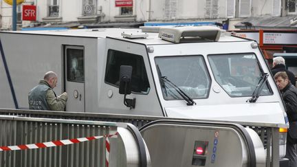 Le fourgon blind&eacute; pris pour cible par des braqueurs &agrave; Aubervilliers (Seine-Saint-Denis), le 4 juin 2012. (THOMAS SAMSON / AFP)