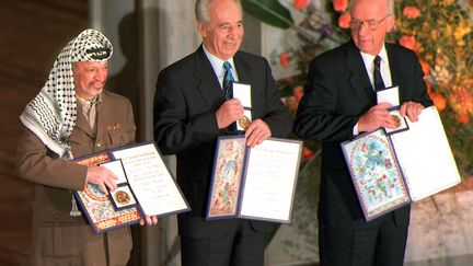 En décembre 1994, le leader palestinien Yasser Arafat ainsi que le premier ministre israélien Yitzak Rabin et Shimon Perez, ministres des affaires étrangères israélien, reçoivent le prix nobel de la paix pour les accords d'Oslo. (ERIK JOHANSEN / SCANPIX)