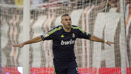 Benzema pris en tenaille entre Puyol et Pinto (DANI POZO / AFP)