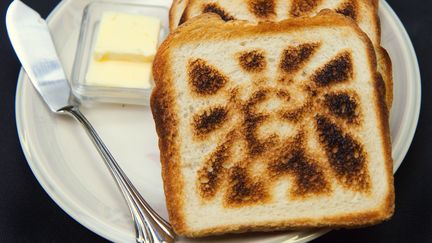 Un toast grill&eacute; sur lequel on peut imaginer le visage de J&eacute;sus, d&eacute;couvert le 4 octobre 2010. (PAUL J. RICHARDS / AFP)