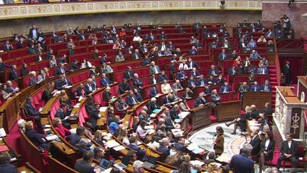 7 000 amendements ont été déposés au projet de loi sur la réforme des retraites. La plupart se concentre sur l'âge de départ à 64 ans, point sur lequel le gouvernement a assuré qu'il ne reviendra pas. Mais alors, quelles sont les marges de manœuvre ? (CAPTURE ECRAN FRANCE 3)