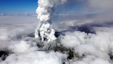 Le volcan en &eacute;ruption du mont Ontake, qui culmine &agrave; 3 067 m&egrave;tres dans le centre du Japon, le 27 septembre 2014 (JIJI / NAGANO PREFECTURAL POLICE / AFP)