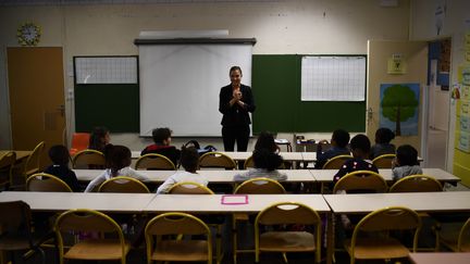 Une enseignante devant sa classe, le 4 septembre 2017, à Corbeil-Essonnes (Essonne). (CHRISTOPHE SIMON / AFP)