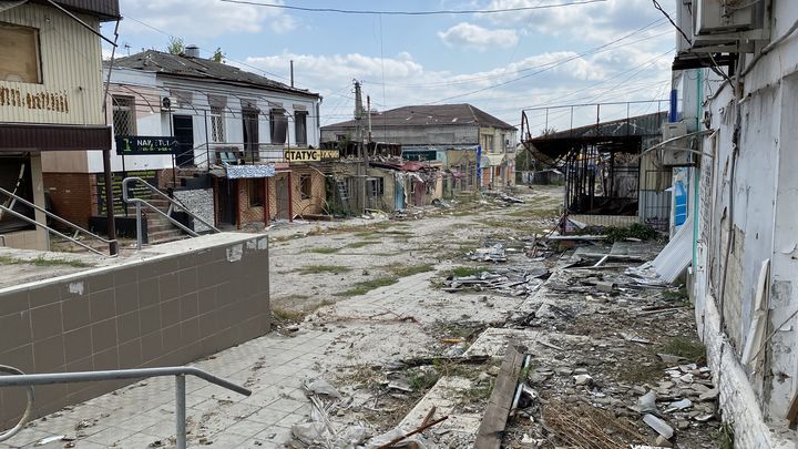 Une rue dévastée par une roquette puis un incendie, dans le centre de Koupiansk (Ukraine), le 2 septembre 2023. (FABIEN MAGNENOU / FRANCEINFO)