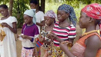 Des jeunes filles apprennent à tricoter dans la région de Tenkodogo, au Burkina Faso. La pression familiale est plus forte en milieu rural pour contraindre les jeunes filles à se marier. (Photo AFP/Jean Blondin)