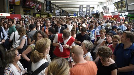 Plusieurs passagers bloqu&eacute;s dans le hall de la gare Montparnasse &agrave; Paris, vendredi 17 juillet 2015.&nbsp; (MARTIN BUREAU / AFP)