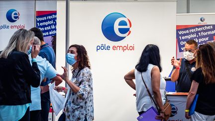 Des gens s'informent auprès de Pôle emploi, le 2 septembre 2021 à&nbsp;Perpignan (Pyrénées-Orintales). (ARNAUD LE VU / HANS LUCAS / AFP)