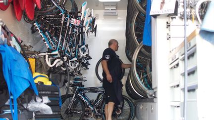  (Daniel Cianchetti, mécano, dans le camion d'AG2R © RF/BS)