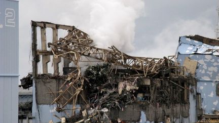 De la fum&eacute;e s'&eacute;l&egrave;ve du r&eacute;acteur 3 de la centrale nucl&eacute;aire de Fukushima (Japon), le 15 mars 2011, quatre jours apr&egrave;s la catastrophe. Cette photo a &eacute;t&eacute; rendue publique le 1er f&eacute;vrier 2013 par Tepco. (TEPCO)