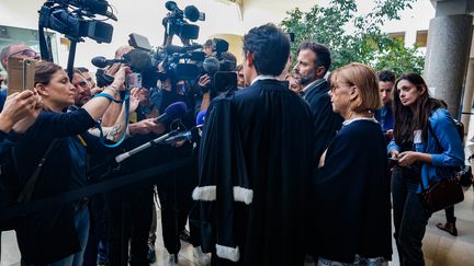 Gisèle Pelicot et son avocat devant la presse, à la cour criminelle du Vaucluse, à Avignon, le 20 septembre 2024. (CHRISTOPHE AGOSTINIS / MAXPPP)