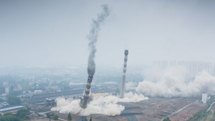 Des cheminées et une tour de refroidissement d'une centrale thermique à charbon détruites par explosion, le 23 mai 2017 à Nankin (Chine). (JIA ZHENG / IMAGINECHINA / AFP)