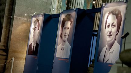 Portraits de Pierre Brossolette, Genevi&egrave;ve de Gaulle-Anthonioz et Germaine Tillon affich&eacute;s au Panth&eacute;on pour l'exposition "Quatre vies en r&eacute;sistance", du 28 mai 2015 au 10 janvier 2016.&nbsp; (YANN KORBI / CITIZENSIDE / AFP)