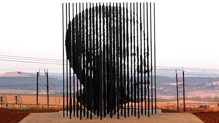 de Marco Cianfanelli de 10 mètres de hauteur est inaugurée en août 2012. Composée de 50 barres d'acier enfoncées dans une plaque de béton, elle symbolise l’incarcération de Mandela. 
 
Cette œuvre est érigée à Howick, lieu où Mandela a été arrêté le 5 août 1962. A l’époque, on lui reproche d’avoir quitté le territoire sans autorisation et d’avoir incité à la grève. Mandela est alors condamné à cinq ans d’emprisonnement.

Mais en 1963, la police découvre l’existence d’Umkhonto we Sizwe. Mandela et plusieurs dirigeants de l’ANC et du MK sont accusés de conspiration, sabotage et haute trahison contre le gouvernement.

Certains chefs d’accusations sont passibles de la peine de mort. (AFP PHOTO / RAJESH JANTILAL)