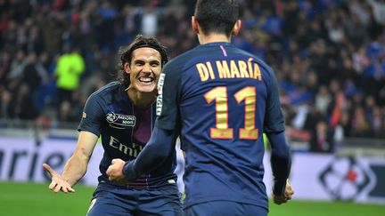 Edinson Cavani est félicité par Angel Di Maria après son doublé face à Monaco en finale de la Coupe de la Ligue, samedi 1er avril 2017 au stade des Lumières, en périphérie de Lyon. (PHILIP ROCK / ANADOLU AGENCY / AFP)