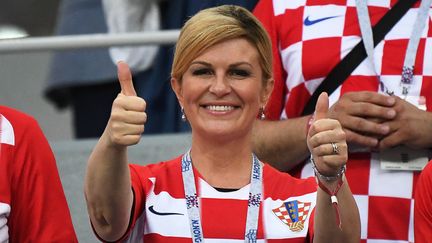 La fan N.1. Kolinda Grabar-Kitarović, accessoirement présidente de la Croatie, affiche son soutien inconditionnel à l'équipe nationale, lors du match contre le Danemark, le 1er juillet 2018 à Nizhny Novgorod, en Russie. (DIMITAR DILKOFF / AFP)