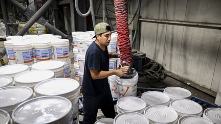 Un employé de l'entreprise allemande STO travaille dans les installations de Santiago le 4 avril 2023. (MARTIN BERNETTI / AFP)