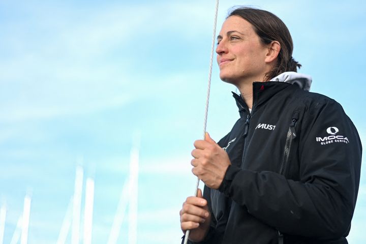 Pour sa première participation au Vendée Globe, la Suissesse Justine Mettraux navigue sur un Imoca "TeamWork-Team SNEF". (SEBASTIEN SALOM-GOMIS / AFP)