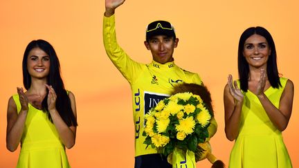 Le Colombien&nbsp;Egan Bernal, sur le podium de la 106e édition du Tour de France, le 28 juillet 2019 à Paris. (MARCO BERTORELLO / AFP)