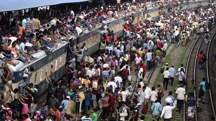 Des villageois tentent de regagner leurs maisons pendant les c&eacute;l&eacute;brations de l'Aīd-el-K&eacute;bir &agrave; Dhaka (Bangladesh), le 15 octobre 2013. (MAXPPP)