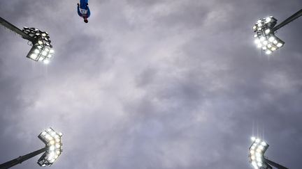 Le Bi&eacute;lorusse Dimitri Dachinski lors des qualifications pour le ski acrobatique, le 17 f&eacute;vrier 2014. (DYLAN MARTINEZ / REUTERS)