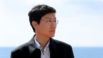 Le réalisateur&nbsp;Hwang Dong-Hyuk poses à Cannes en France le 4 avril 2022 (VALERY HACHE / AFP)