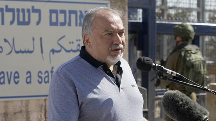 Le ministre de la Défense&nbsp;Avigdor Lieberman&nbsp;le 27 septembre 2018 sur le plateau du Golan côté Israël,&nbsp;à la frontière avec la Syrie. (JALAA MAREY / AFP)