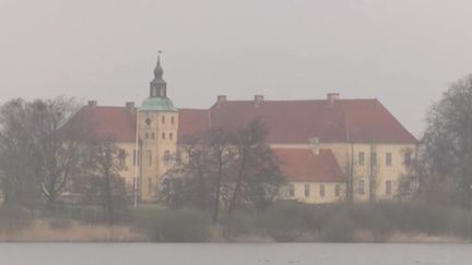 Au Danemark, la moitié des prisons sont ouvertes. Les détenus ont leur clef. Ils ont été condamnés à moins de&nbsp;5&nbsp;ans ou arrivent à la fin de leur peine. Il n'y a que&nbsp;quatre&nbsp;à&nbsp;cinq&nbsp;évasions par an. (FRANCE 3)