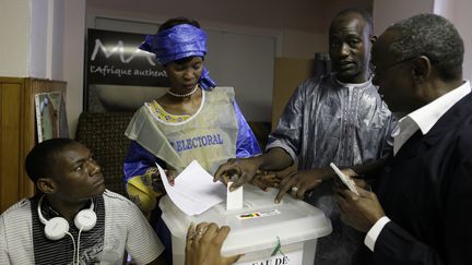 Des Maliens dans un bureau de vote, lors de l'élection présidentielle de 2013 (KENZO TRIBOUILLARD / AFP)