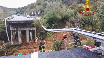 Un tronçon d'un viaduc autoroutier emporté par un glissement de terrain près de Savone, en Italie, le 24 novembre 2019, sur une photo fournie par les pompiers italiens. (VIGILI DEL FUOCO)