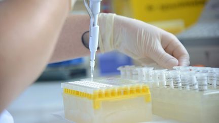 Un test PCR analysé à l'hôpital Robert-Ballanger à Aulnay-sous-Bois (Seine-Saint-Denis). (Photo d'illustration). (ANTOINE LORGNIER / HANS LUCAS / AFP)