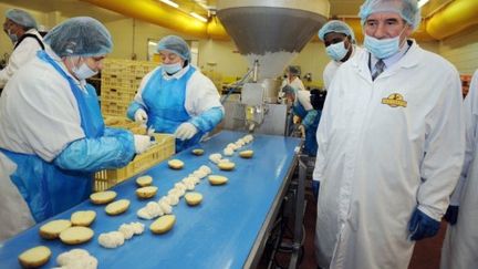 François Bayrou visitant une usine de plats industriels (6 octobre 2011) (AFP/ Franck Perry)