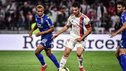 Leo Dubois (OL) face à Armand Laurienté (Lorient) lors de la huitième journée de Ligue 1, le 25 septembre 2021. (JEFF PACHOUD / AFP)