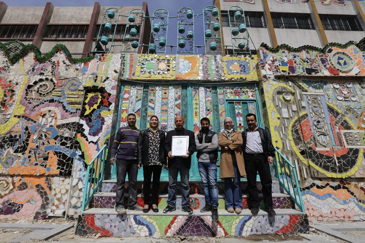 Les six artisans de la fresque murale de Damas en objets recyclés, le 31 mars 2014.
 (Louai Beshara / AFP)