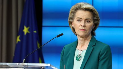 La présidente de la Commission européenne, Ursula Von der Leyen, lors d'une conférence de presse à Bruxelles (Belgique), le 25 mars 2021. (ARIS OIKONOMOU / AFP)