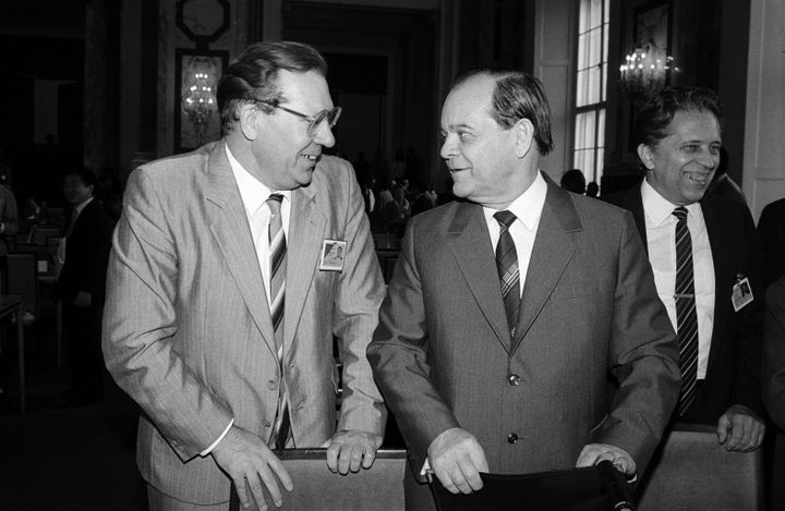Le vice-président du Conseil des ministres de l'URSS, Boris Chtcherbina (à droite), et le scientifique soviétique Valeri Legassov (à gauche), le 24 septembre 1986 à Vienne (Autriche). (ROBERT JAGER / APA-PICTUREDESK / AFP)