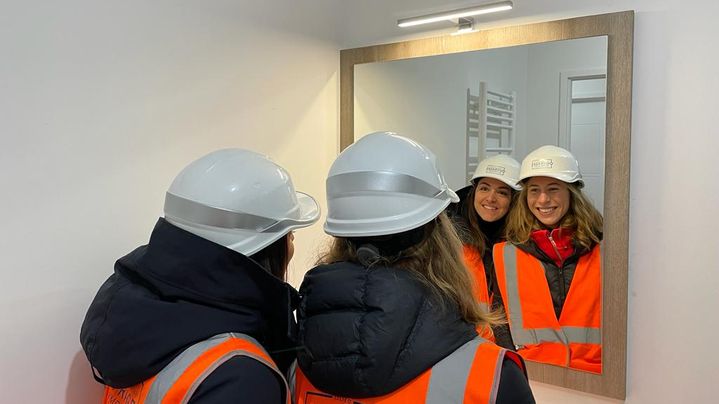 Charlotte Lembach et Pauline Ranvier ont profité de la visite du village des athlètes pour prendre leurs marques, le 10 mars 2023. Ici dans la salle de bain de l'appartement témoin. (APOLLINE MERLE / FRANCEINFO: SPORT)