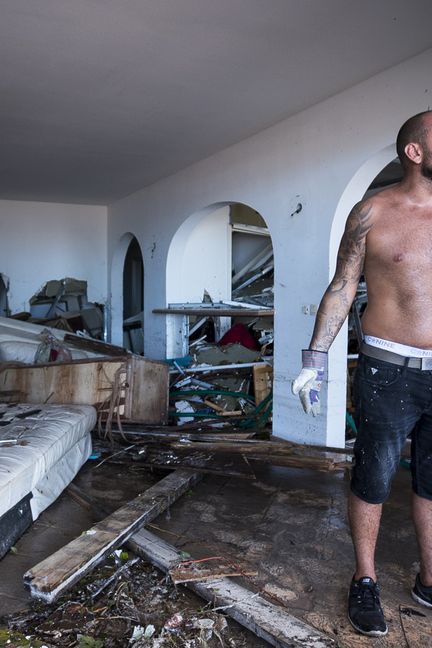 Un habitant de Saint-Martin dans son domicile ravagé par l'ouragan Irma, le 7 septembre 2017. (LIONEL CHAMOISEAU / AFP)