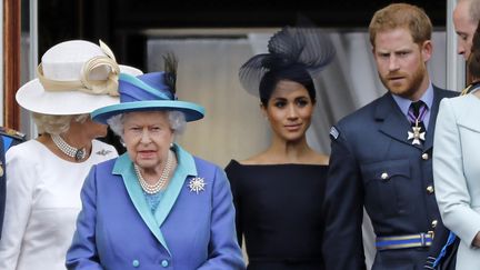 La reine Elizabeth II, Meghan Markle et le prince Harry le 10 juillet 2018, à Londres, lors d'une cérémonie pour le centenaire de la Royal Air Force. (TOLGA AKMEN / AFP)